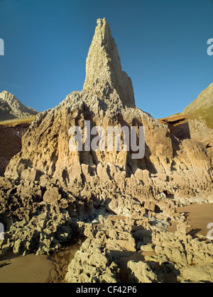 Les falaises dominent Mewslade Bay pour lui donner un aspect primordial. Banque D'Images