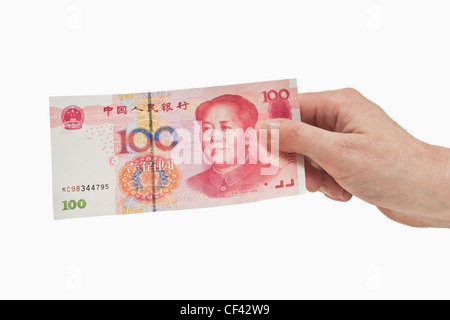 100 yuan chinois un projet de loi avec le portrait de Mao Zedong est tenue à la main, l'arrière-plan blanc. Banque D'Images