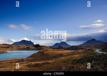 Vue sur le Loch à distance Buine moire dans le nord des highlands écossais. Banque D'Images