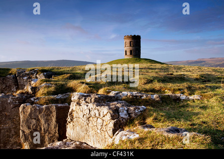Le Temple de Salomon (également connu sous le Grinlow Tower), situé sur une haute colline au-dessus de la ville thermale de Buxton, dans le Peak District. Banque D'Images
