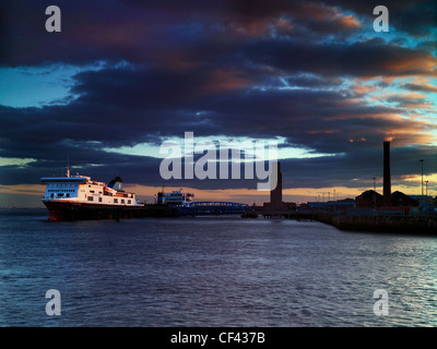 Le crépuscule descend sur les douze quais terminal de ferry sur la rivière Mersey à Birkenhead. Banque D'Images