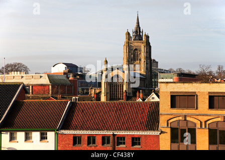 Une vue de l'église de Saint Peter Mancroft à au-dessus des toits de la motte castrale à Norwich, Norfolk, England, UK. Banque D'Images