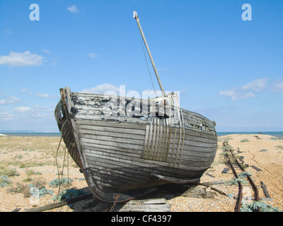 Bateau de pêche abandonnés sur la plage. L'ancien domicile de l'artiste, écrivain et cinéaste Derek Jarman à Prospect Cottage, cette partie Banque D'Images