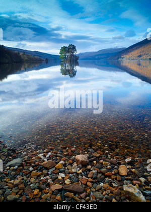 Le ciel et les collines environnantes reflètent dans les eaux calmes du Loch Tay sur un matin d'hiver. Banque D'Images