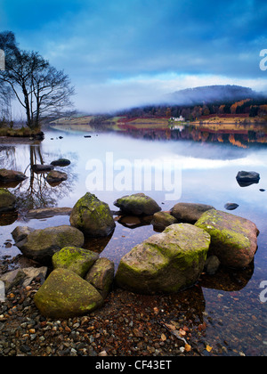 Morning Mist en ordre décroissant sur le Loch Tummel sur Rannoch Moor. Banque D'Images