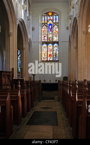 Le choeur et la fenêtre de l'Est de l'église de Saint Mary à Shelton, Norfolk, Angleterre, Royaume-Uni. Banque D'Images