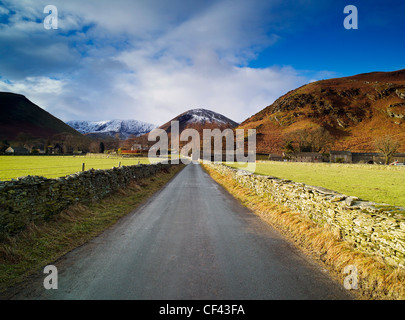 Recherche le long d'une ruelle tranquille vers le village de Cumbrie Smuid dans le Lake District. Banque D'Images