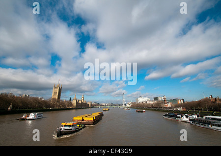 Une vue sur la Tamise depuis le pont de Lambeth, London England UK Banque D'Images