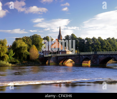 Pont sur le barrage sur la rivière Dee situé à Chester. Banque D'Images