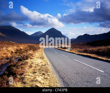 Une route menant vers la montagnes Cuillin sur l'île de Skye. Banque D'Images