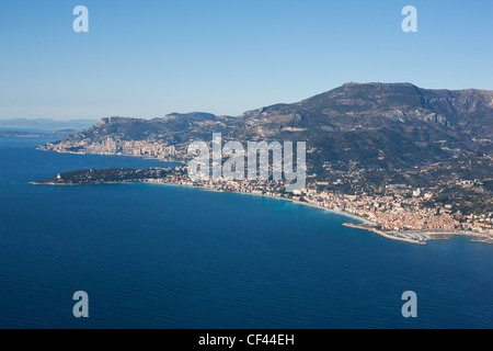 VUE AÉRIENNE.Menton (le plus proche), Roquebrune-Cap-Martin (au milieu), Monaco (le plus éloigné) et Mont Agel (sommet de 1148 mètres de haut).Côte d'Azur, France. Banque D'Images