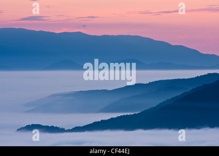 L'aube plus de brumes du bassin à Ljubljana vers Kamnik Slovénie, Alpes, Tehovec Banque D'Images