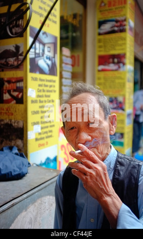 Homme âgé de fumer la cigarette, Hanoi, Vietnam Banque D'Images