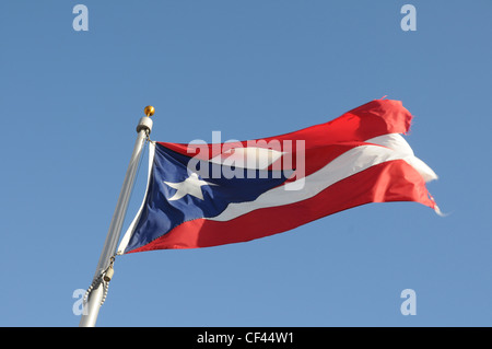 La levée du drapeau de Porto Rico sur le vent Banque D'Images