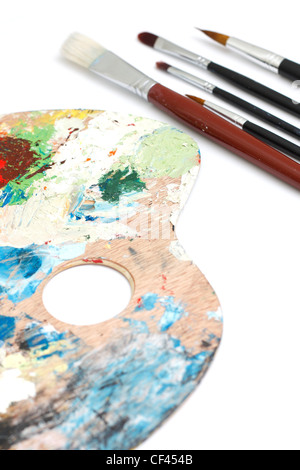 Les Pinceaux et une palette de couleurs Banque D'Images