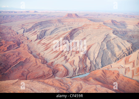 VUE AÉRIENNE.La rivière San Juan bissectrice de l'anticlinal de Raplee.Mexican Hat, comté de San Juan, Utah, États-Unis. Banque D'Images