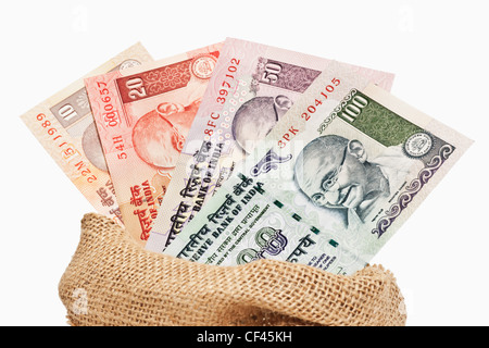 De nombreuses Indian Rupee factures avec le portrait de Mahatma Gandhi sont dans un sac de jute. Banque D'Images