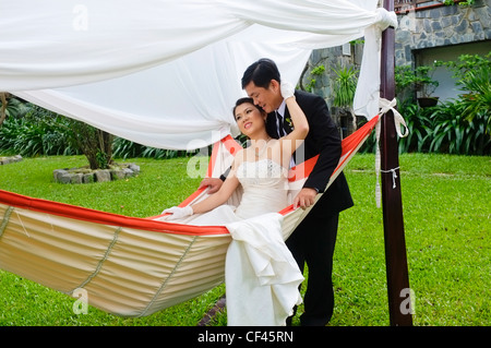 Mariée en hamac et le marié, mariage vietnamienne, Hoi An, Vietnam Banque D'Images