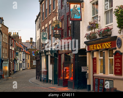 Une vue le long de la rue de l'Église à Whitby. Banque D'Images