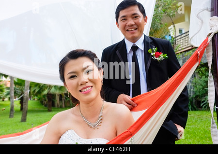 Mariée en hamac et le marié, mariage vietnamienne, Hoi An, Vietnam Banque D'Images
