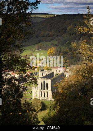 Une vue vers l'abbaye de Rievaulx. Fondée par saint Bernard de Clairvaux en 1132 et est devenu l'un d'Angleterre'àö†s'monastères les plus riches Banque D'Images