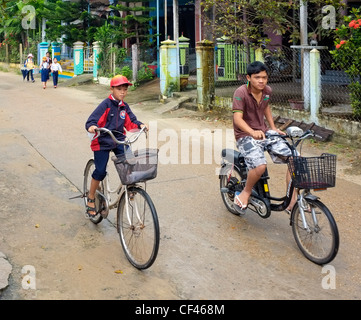 Ecoliers bicyclette à l'école, Hoi An, Vietnam, Asie du sud-est Banque D'Images