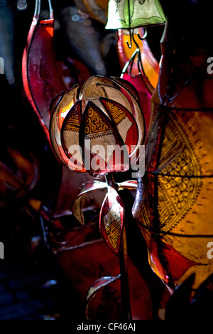 Un artisanat local traditionnel de l'abat-jour exposées à l'extérieur d'une boutique en place Djemaa el-Fna marrakech maroc marché Banque D'Images