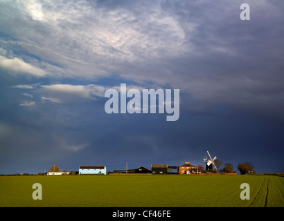 Ciel orageux sur Pakenham dans le Suffolk. Banque D'Images