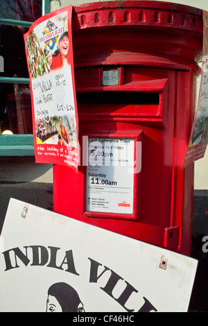 Une boîte rouge orné de signes d'un restaurant indien à Thaxted. Banque D'Images