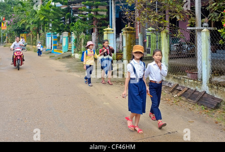 Ecolières allant à l'école, Hoi An, Vietnam Banque D'Images