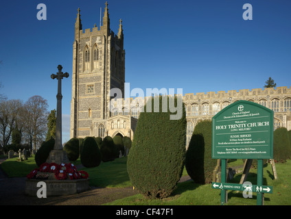 Une vue vers l'église Holy Trinity qui est une des grandes églises de laine Suffolk. Banque D'Images