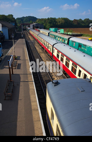 Vue de trains sur la plate-forme à la gare de Peterborough. Banque D'Images