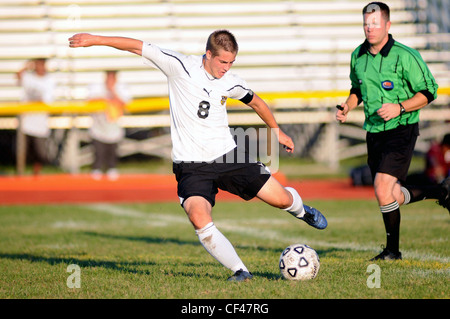 Le joueur obtient un avantage incontesté, tourné pendant un match de football. USA. Banque D'Images