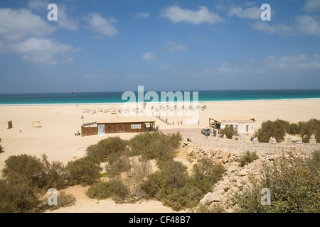 Rabil Boa Vista Cap vert jusqu'à février sur les chaises longues et bar de plage sur Areja de Chaves de cette île exotique Banque D'Images