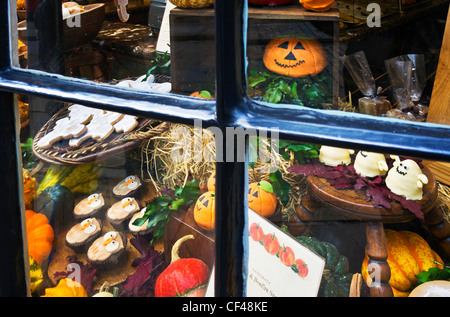 Bonbons d'Halloween et le traite sur l'affichage dans une vitrine. Banque D'Images