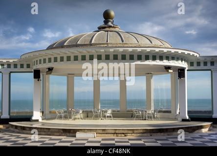 Un kiosque situé dans la baie du sud au Scarborough Spa Complex. Banque D'Images