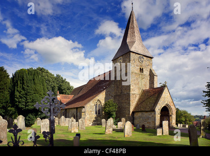 St Bartholomew's Church et cimetière. La contrebande a eu lieu à Burwash durant les 18e et 19e siècle et plusieurs passeurs' g Banque D'Images