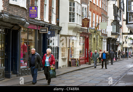 Les gens shopping in Swiss Village, une rue historique construit sur la voie romaine Via Praetoria. Banque D'Images