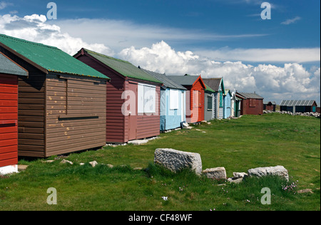 Cabines de plage à Portland Bill au printemps. Portland est un grand affleurement de calcaire au large de la côte du Dorset. C'est très venteux et a Banque D'Images