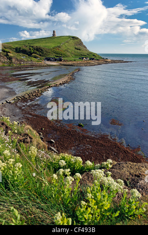 La tour Clavell, un jalon historique dans la baie de Kimmeridge construit en 1830, restauré et déplacé 25 mètres de sa position initiale Banque D'Images