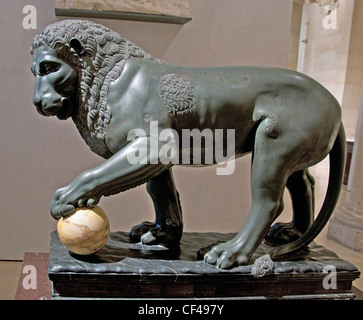 Sculpture romaine en basalte vert du Ier siècle apr. J.-C. « Le Lion Albani » avec une sphère en marbre jaune sous sa patte, de la collection Albani Banque D'Images