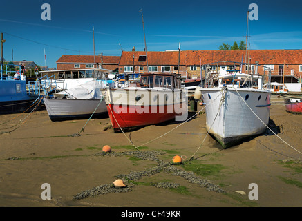 Vieux bateaux près de moulin à marée à Woodbridge. Banque D'Images