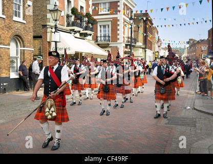 Pipers paradant dans les rues de Rochester à la Dickens Festival 2010. Banque D'Images