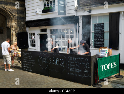 Le personnel de Topes Restaurant la cuisson des aliments sur leur barbecue à la Dickens Festival 2010. Banque D'Images