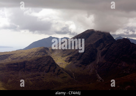 Passant au-dessus des nuages de couvaison et les Cuillin Bla bheinn de Beinn Dearg Mhor Broadford Isle of Skye Ecosse Banque D'Images