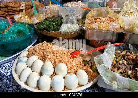 Alléchant éventail d'alimentation sain sain style deli affiche sur les aliments préparés à l'encontre du marché de Benito Juarez Oaxaca Banque D'Images