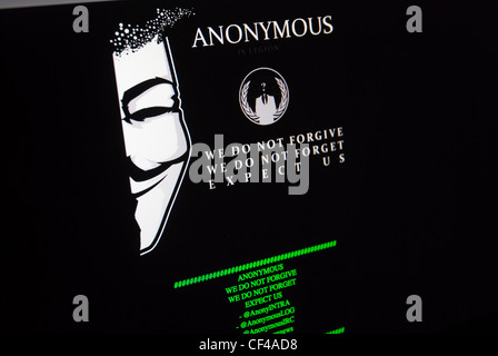 L'écran des messages sur un site piraté par dans le monde entier groupe hacktiviste Anonymous Banque D'Images