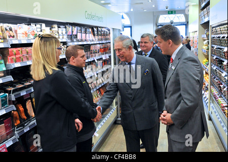 Le Prince Charles ouvre peu supermarché Waitrose en 2004/2005, Dorset UK, se réunit et parle à Waitrose personnel et fournisseurs. Banque D'Images