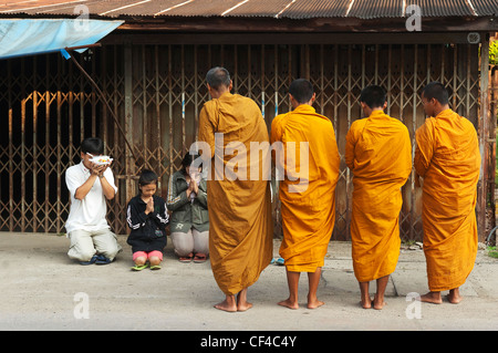 Elk208-2040, Mae Sot en Thaïlande, le moine bouddhiste qui reçoit l'aumône et de donner la bénédiction Banque D'Images