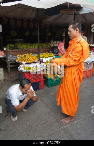 Elk208-2041v, Mae Sot en Thaïlande, le moine bouddhiste qui reçoit l'aumône et de donner la bénédiction Banque D'Images